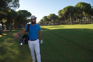 joueur de golf marchant photo