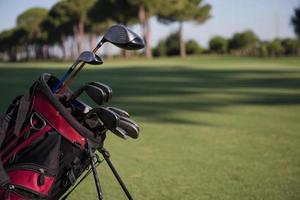 sac de golf en gros plan sur le parcours photo