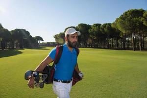 joueur de golf marchant photo