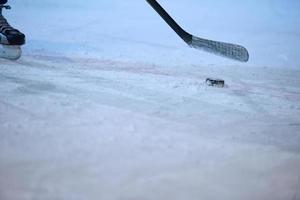 joueur de hockey sur glace en action photo