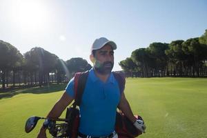 joueur de golf marchant photo