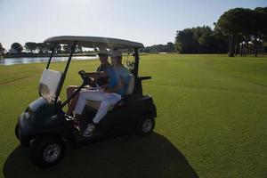 joueurs de golf conduisant une voiturette au cours photo