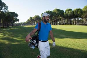 joueur de golf marchant photo