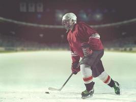 joueur de hockey sur glace en action photo