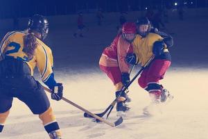 Joueurs de sport de hockey sur glace adolescents en action photo