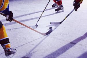 Joueurs de sport de hockey sur glace adolescents en action photo