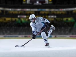 joueur de hockey sur glace en action photo