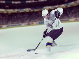 joueur de hockey sur glace en action photo