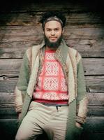 portrait de jeune hipster devant une maison en bois photo