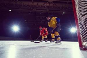 Joueurs de sport de hockey sur glace adolescents en action photo