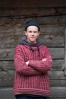 jeune hipster devant une maison en bois photo