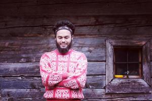 portrait de jeune hipster devant une maison en bois photo