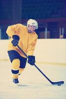 joueur de hockey sur glace en action photo