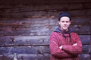 jeune hipster devant une maison en bois photo