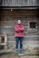 jeune hipster devant une maison en bois photo