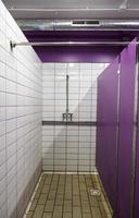 douches pour hommes dans une salle de sport photo