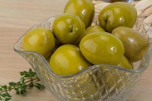 olives vertes marinées photo