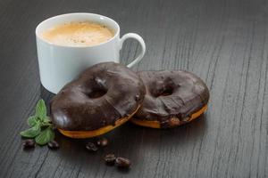 beignets au chocolat sur fond de bois photo