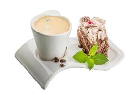 café avec gâteau sur fond blanc photo