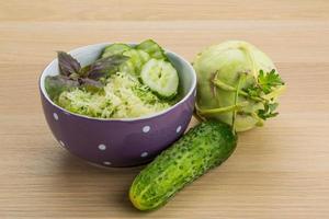 Salade de chou-rave sur fond de bois photo