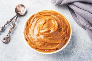 lait concentré bouilli dans une assiette. pâtes sucrées à tartiner pour le petit-déjeuner et le dessert. espace de copie. photo