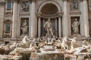 rome, italie, 2022 - fontaine de trevi - les fontaines de rome les plus célèbres au monde. Italie. photo