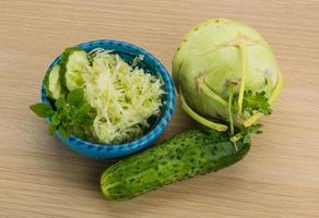 Salade de chou-rave sur fond de bois photo