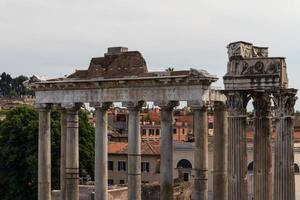 ruines de construction et colonnes antiques à rome, italie photo