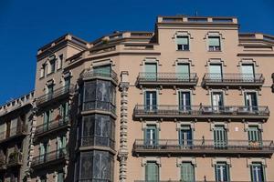 barcelone, espagne, 2022 - façades de bâtiments d'un grand intérêt architectural dans la ville de barcelone - espagne photo