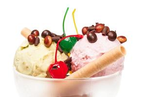 yaourt et glace au chocolat dans un bol en gros plan photo