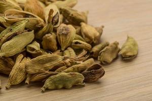 cardamome sur fond de bois photo