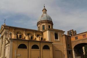 grande église au centre de rome, italie. photo