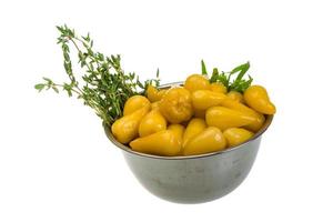 Poivron mariné jaune dans un bol sur fond blanc