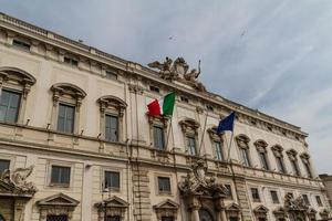 rome, le bâtiment de la consulta sur la place du quirinal. photo