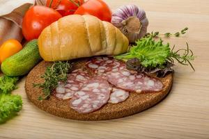 salami sur plaque de bois photo