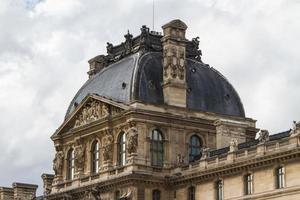 paris - 7 juin - bâtiment du louvre le 7 juin 2012 au musée du louvre, paris, france. avec 8,5 millions de visiteurs annuels, le louvre est régulièrement le musée le plus visité au monde. photo
