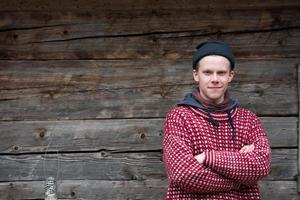 jeune hipster devant une maison en bois photo