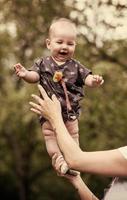 femme avec bébé dans la nature photo