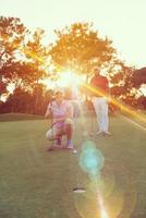 couple sur un terrain de golf au coucher du soleil photo