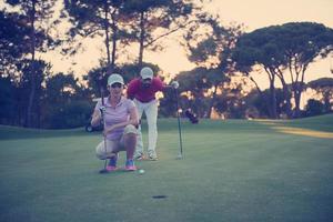 couple sur un terrain de golf au coucher du soleil photo