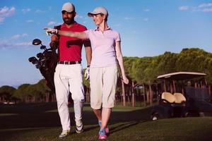 couple marchant sur un terrain de golf photo