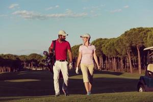 couple marchant sur un terrain de golf photo