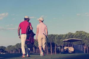 couple marchant sur un terrain de golf photo