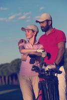 portrait de couple sur un terrain de golf photo