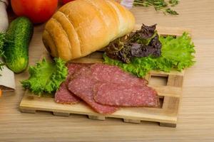 salami sur plaque de bois photo