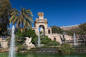 barcelone, espagne, 2022 - fontaine du lac du parc de la ciudadela de barcelone avec quadrige doré d'aurore photo