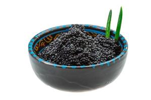 caviar noir dans un bol sur fond blanc photo