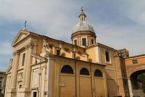 grande église au centre de rome, italie. photo