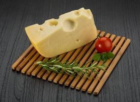 fromage maasdam sur fond de bois photo