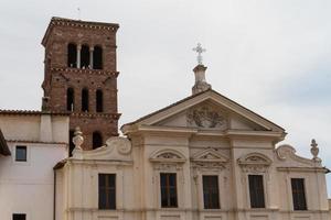 Rome, Italie. île du tibre isola tibertina vue de la basilique de st. barthélémy sur l'île. quartier de ripa. photo